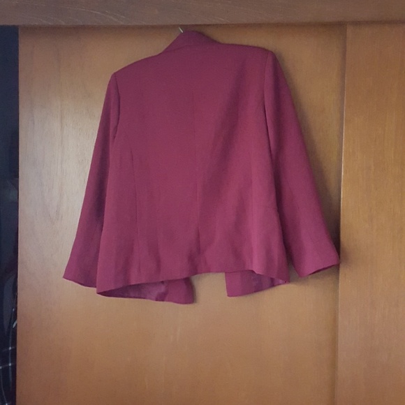 Potter's Pot Karen Open Collarless Blazer in red - Picture 2 of 4